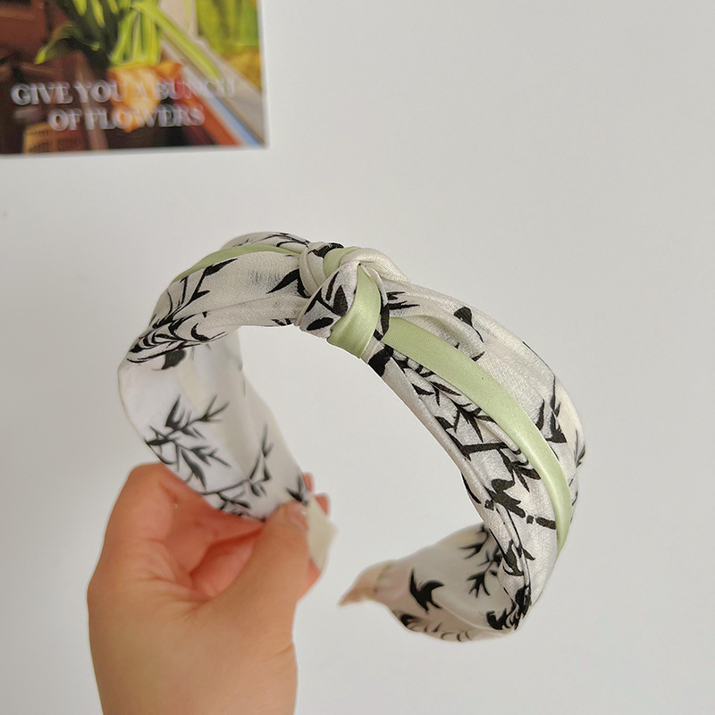 Beige bamboo leaf Knotted