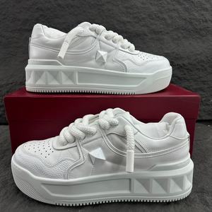 Zapatos casuales de lujo - estilo para parejas. Zapatos para caminar de diseño casual y moderno, de perfil bajo, de alta calidad y con suela gruesa. - Product Image 1