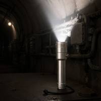 Lampe torche tactique étanche IP66, anti-explosion, design ergonomique avec capuchon arrière moleté, utilisation en cas de secours