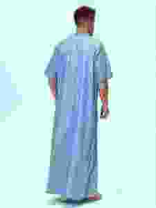 Thobe en coton bleu clair pour homme, col rond, manches courtes, coupe ample, longueur au sol, style décontracté pour tous les jours, style moyen-oriental élégant - Product Image 2