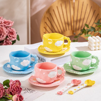 Mug en porcelaine blanche résistant aux hautes températures, fait main, avec un design de dessin animé créatif, peint à la main avec des couleurs sous glaçure