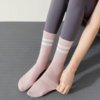Chaussettes de Pilates rayées pour femmes, antidérapantes, couleur unie, mi-mollet, pour yoga, sport et fitness, vente en gros
