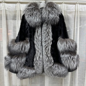 <span class=keywords><strong>Cappotto</strong></span> in Vera Pelliccia di Visone <span class=keywords><strong>Nero</strong></span> Personalizzato <span class=keywords><strong>con</strong></span> Collo e Polsini in Pelliccia di Volpe Argentata per Donna - Product Image 2