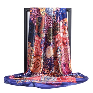 Individuell bedruckter, abstrakter Spiral-Mandala-Schal aus mehrfarbiger Satin-Seide, 70 cm quadratisch, für Damen - Product Image 1