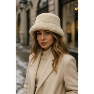 Sombrero de Pescador de Piel Sintética Beige Importado - Sombrero de Invierno de Moda Premium - Accesorio de Color Beige Vibrante Spk1102-1 - Beige - Product Image 4