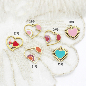 Ramo de Dijes de Esmalte con Forma de Corazón |   Colgante de Corazón de Acero Inoxidable Chapado en Oro PVD de 18K para la Fabricación de Joyas |   Impermeable e Hipoalergénico - Product Image 6