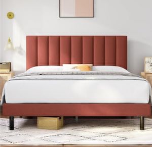 Кровать размера «queen-size» с винтажным дизайном, металлическим каркасом, мягким изголовьем и деревянными ламелями. - Product Image 2