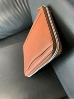 Personalisiertes A5-Notizbuch mit PU-Ledereinband, geprägtem Logo, Dokumentenmappe mit Reißverschluss.