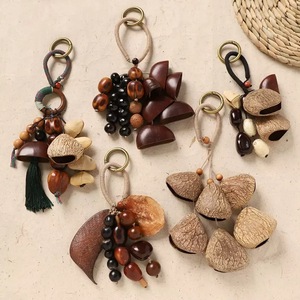 Carillon éolien artisanal de guérison, ornements de sac avec cordon anti-perte, breloque de téléphone et porte-clés en coquille de graines végétales naturelles - Product Image 3