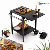Chariot de cuisine et barbecue en métal noir à deux niveaux, avec roulettes, poignée chromée et grandes roues, et côtés pliables avec crochets en S