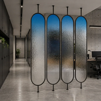 Cloison de séparation semi-transparente personnalisable en verre dégradé arc-en-ciel et acier inoxydable, style minimaliste moderne, pour salon