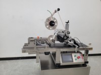 Machine d'étiquetage horizontale semi-automatique électrique de bureau haute vitesse pour petits tubes cylindriques, boîtes, cartons et étiquettes en papier