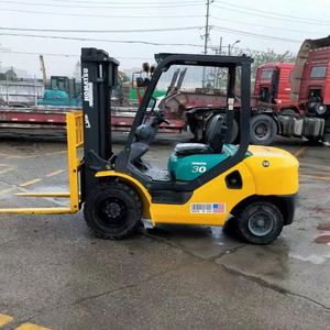 Montacargas Usado Komatsu de 3 Toneladas, Diésel, Mástil de Dos Etapas, Todoterreno, Entrega Rápida, Maquinaria de Construcción, Industrias de Reparación - Product Image 4