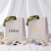 Sacs cadeaux personnalisés en papier blanc mat avec logo pour petites entreprises, idéaux pour boutiques de vêtements pour bébés filles – Quantités petites commandées acceptées