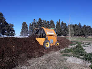 Máquina volteadora de compost remolcada por tractor de alta capacidad, máquina para hacer fertilizante orgánico con <span class=keywords><strong>motor</strong></span>, fácil operación - Product Image 4