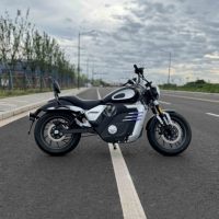 Moto électrique cruiser à siège bas 5000W 72V120Ah, transmission par chaîne, vitesse maximale 120km/h, moto électrique pour femmes et petites pilotes