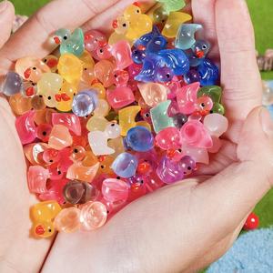 C27 Nouveaux charms mini-canards <span class=keywords><strong>en</strong></span> <span class=keywords><strong>résine</strong></span> colorés et lumineux dans le noir, figurines <span class=keywords><strong>de</strong></span> canards pour loisirs créatifs et décoration <span class=keywords><strong>de</strong></span> coques <span class=keywords><strong>de</strong></span> téléphone - Product Image 1