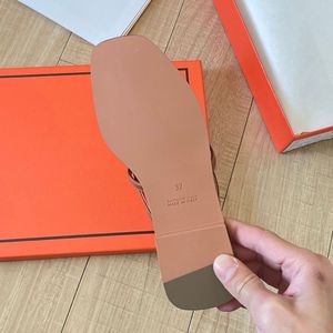 Sandales d'été en cuir pour femme, tongs à décoration métallique, semelle en caoutchouc, chaussures de marche confortables pour l'extérieur - Product Image 3