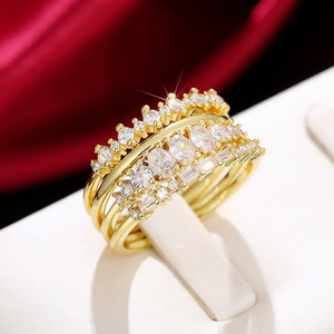 Set di Quattro Anelli Impilabili con Zirconi Scintillanti per Donne, Gioielli Eleganti e di Lusso alla Moda - Product Image 6