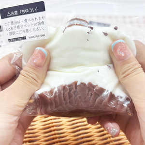 Jouet anti-stress populaire en silicone de 8 cm en forme de muffin, de qualité alimentaire, pour la décompression, adapté aux enfants de 5 à 7 ans - Product Image 3