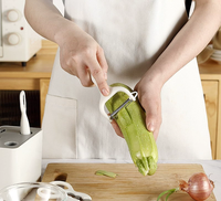 6-in-1 multifunctionele keuken gadget set met opbergbak, schaar, schilmesje, messen, eiermixer en flesopener voor thuisgebruik