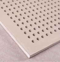 Panneaux acoustiques modernes carrés perforés en plaques de plâtre avec trous microporeux et surface en papier pour l'absorption acoustique