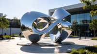Sculpture paramétrique en acier inoxydable, volumes géométriques imbriqués, installation pour parc public, monument et atrium d'entreprise