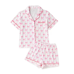 Set <span class=keywords><strong>Pigiama</strong></span> <span class=keywords><strong>Estivo</strong></span> Personalizzato ODM, Comodo e Traspirante, in Maglia Morbida <span class=keywords><strong>con</strong></span> Motivo a Farfalla, Top <span class=keywords><strong>con</strong></span> Colletto a Risvolto e <span class=keywords><strong>Bottoni</strong></span>, Pantaloncini Elasticizzati - Product Image 1