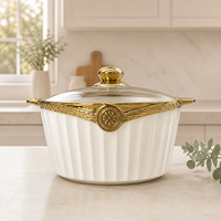 Soupière en céramique blanche cannelée avec couvercle en verre orné d'un médaillon doré, bol de service