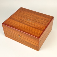 Boîte à montre en bois plaqué finition piano personnalisée avec insert en daim, charnière métallique et bouton-pression pour marques de montres de luxe, vente en gros et présentation