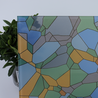 Motif géométrique coloré en mosaïque, sérigraphié, verre solide à haute résistance, effet vitrail, design d'intérieur