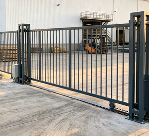 Porte coulissante automatique en <span class=keywords><strong>m</strong></span>étal à barres verticales, porte de sécurité électrique avec kit moteur pour usine, entrepôt, parc industriel - Product Image 2