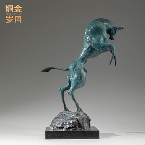 Escultura de Toro en Ascenso de Cobre y Oro, Figura Artística Hecha a Mano para Decoración de Mesa de Sala de Estar - Product Image 5