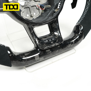 พวงมาลัยคาร์บอนไฟเบอร์ TDD แบบฟอร์จ พร้อมไฟ LED และลายฟอร์จสีดำ สำหรับรถโฟล์คสวาเกน กอล์ฟ MK7 ปี 2018-2021 แบบสั่งทำพิเศษ - Product Image 3