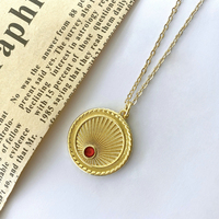 Collier classique en laiton plaqué or 18 carats avec pendentif en forme de coquille et motif soleil vintage