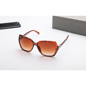 แว่นกันแดดผู้หญิงโคคา-โคล่า เลนส์พีซี UV400 แฟชั่นลายเสือดาว สีเบอร์กันดี ป้องกันแสงแดด ขี่จักรยาน ขับรถ - Product Image 3