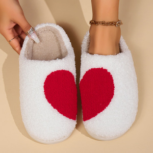 2025 Día de San Valentín invierno cálido hogar zapatillas Unisex bordado dibujos animados amor corazón flores zapatillas peludas - Product Image 6