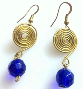 Pendiente de latón hecho a mano indio de alta calidad de estilo americano de tendencia, pendientes de latón con cuentas azules, joyería de moda chapada en oro - Product Image 1