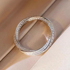 Anello Classico Semplice per Donne, Design Minimalista, Accessorio da Dito per Uso Quotidiano - Product Image 3