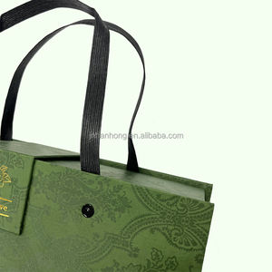 Элитная подарочная коробка из жесткого картона с матовой ламинацией, губчатой подкладкой, магнитной застежкой и ручкой, на заказ по размеру и цвету - Product Image 6