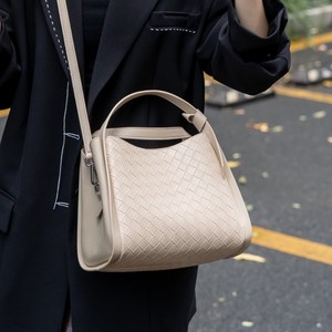 ODM y OEM, Primavera/Verano 2026, Nuevo Bolso de Hombro y Bandolera Casual de Moda, Bolso Tipo Cubo de Cuero Genuino Premium con Grabado para Mujer - Product Image 4