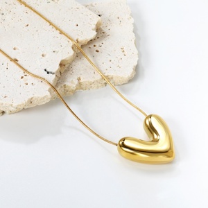 Collar con Colgante de Corazón de Acero Inoxidable Chapado en Oro de 18K, Joyería para Mujer, Moderno, a la Moda, Resistente al Agua, Suave y Grueso - Product Image 3