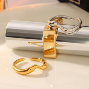 KITI Minimalistische Golfvormige Gouden Ringen PVD 18K Goud Verguld Roestvrij Staal Niet-Aanslaande Elegante Open Ringen - Product Image 4