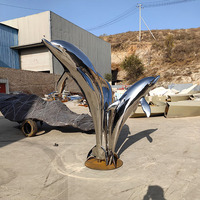 Sculpture d'art de dauphin en métal poli sur mesure, grande taille, style moderne, pour décoration extérieure de station balnéaire.