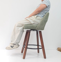 Tabouret de bar DM pour îlot de cuisine avec dossier ergonomique ouvert, assise en tissu doux et repose-pieds pour intérieurs d'appartements – Vente en gros