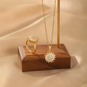 Trendige Damen-Halskette mit Drehbarem Sonnenblumen-<span class=keywords><strong>Ring</strong></span>-Anhänger, Kupfer-Sonnenblumen-CZ-Charm, Zierliche Halsketten-<span class=keywords><strong>Ring</strong></span>-Kombination für Frauen - Product Image 1