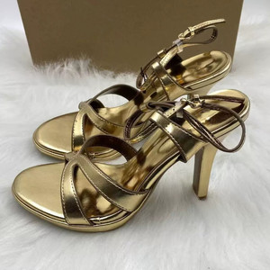 รองเท้าส้นสูงหัวแหลมแบบใหม่สำหรับผู้หญิง ประดับหัวเข็มขัดโลหะ เปิดนิ้วเท้า ส้นเรียว สายรัดข้อเท้า สีทอง - Product Image 2