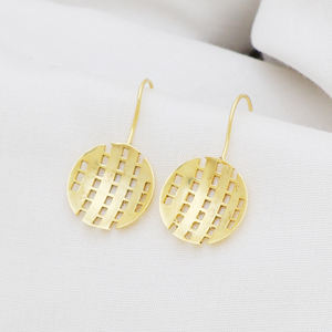 Pendientes de filigrana dorada Pendientes de aro chapados en oro ligeros Conjunto de joyería Pendientes de aro de latón chapados en oro - Product Image 2