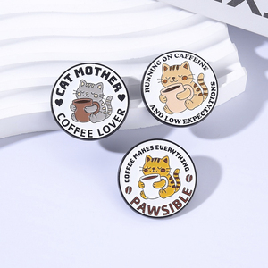 Spilla in smalto Gatto Tabby 'Funziona con Caffeina e Basse Aspettative' con la scritta 'Il Caffè Rende Tutto PAWSible', Gioiello Distintivo - Product Image 2