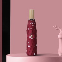 Vente en gros Parapluie coupe-vent à trois plis avec impression de points blancs Poignée bleue Ouverture manuelle Pliable pour la protection contre la pluie ou le soleil